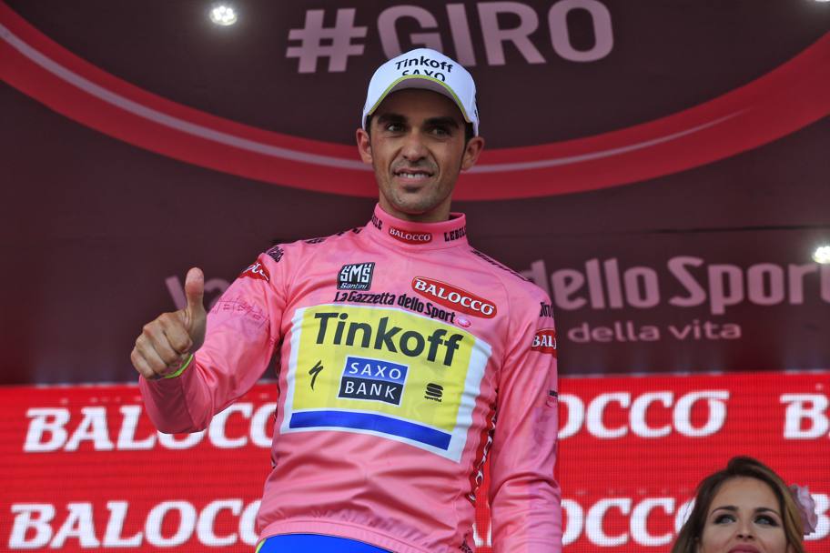 Alberto Contador è la nuova maglia rosa. Bettini